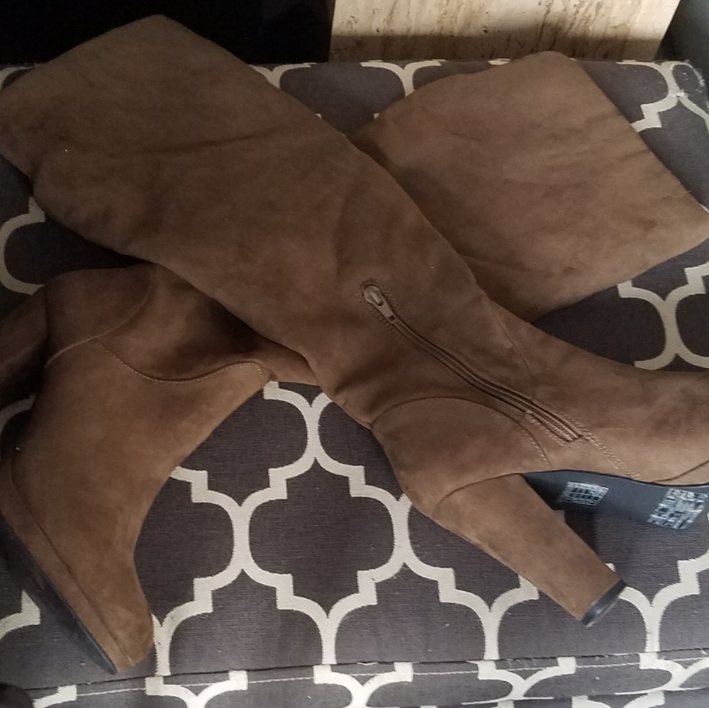 Tall suede tan boots with block style heel(W8)